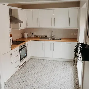 Stylish Centre 2 Bedroom Free Parking Apartment